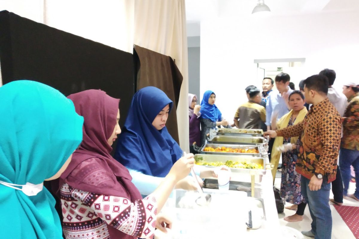 Opor ayam  dan sate padang menu utama buka puasa  KBRI Beijing