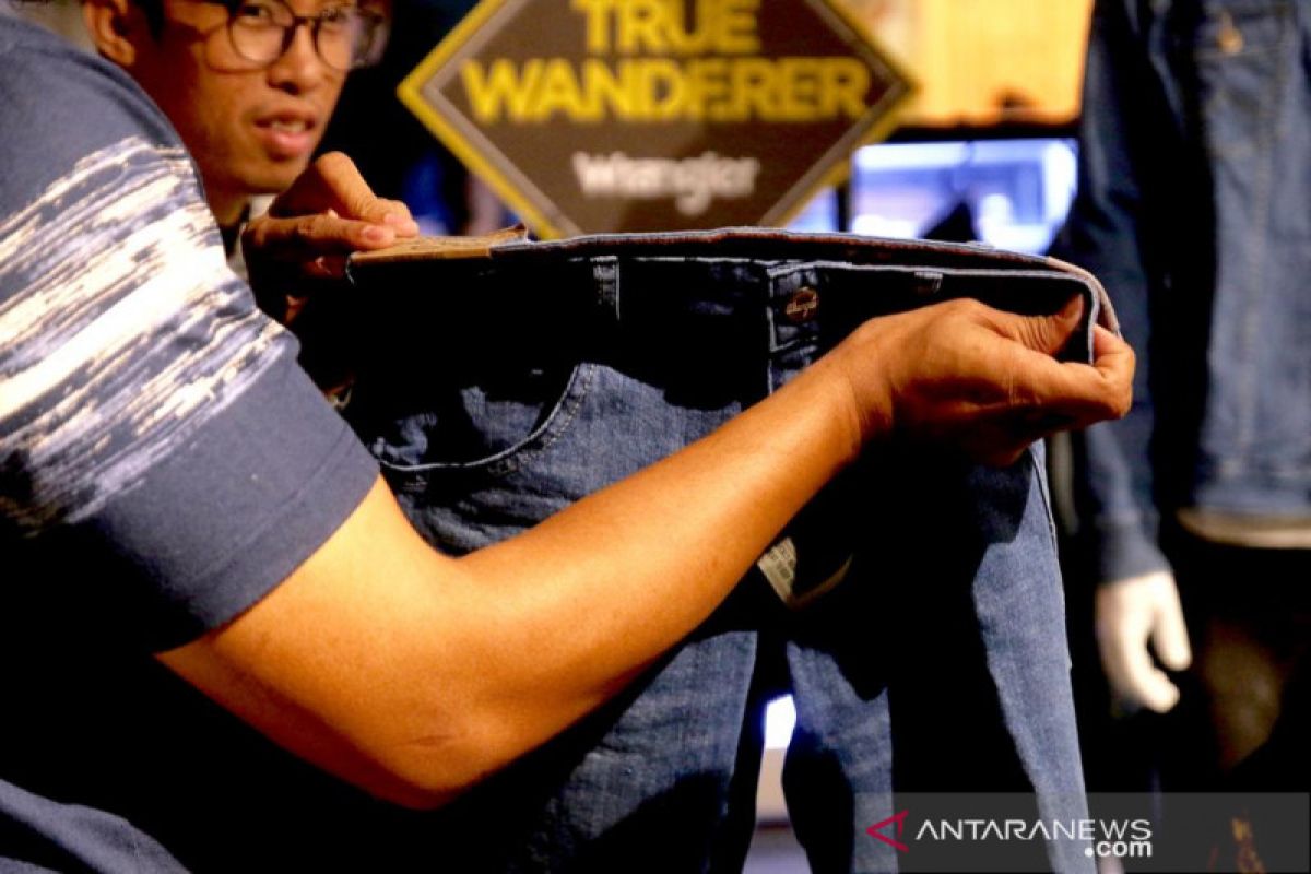 Jeans berefek dingin yang tahan air dari Wrangler