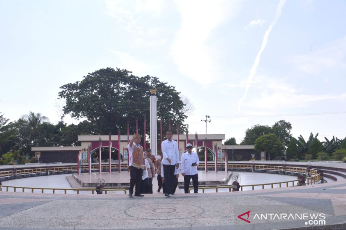 Presiden Jokowi kunjungi Tugu Soekarno sebelum ke lokasi alternatif ibu kota