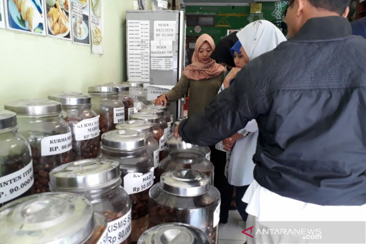 Permintaan meningkat saat Ramadhan, pedagang kurma Solo tambah stok