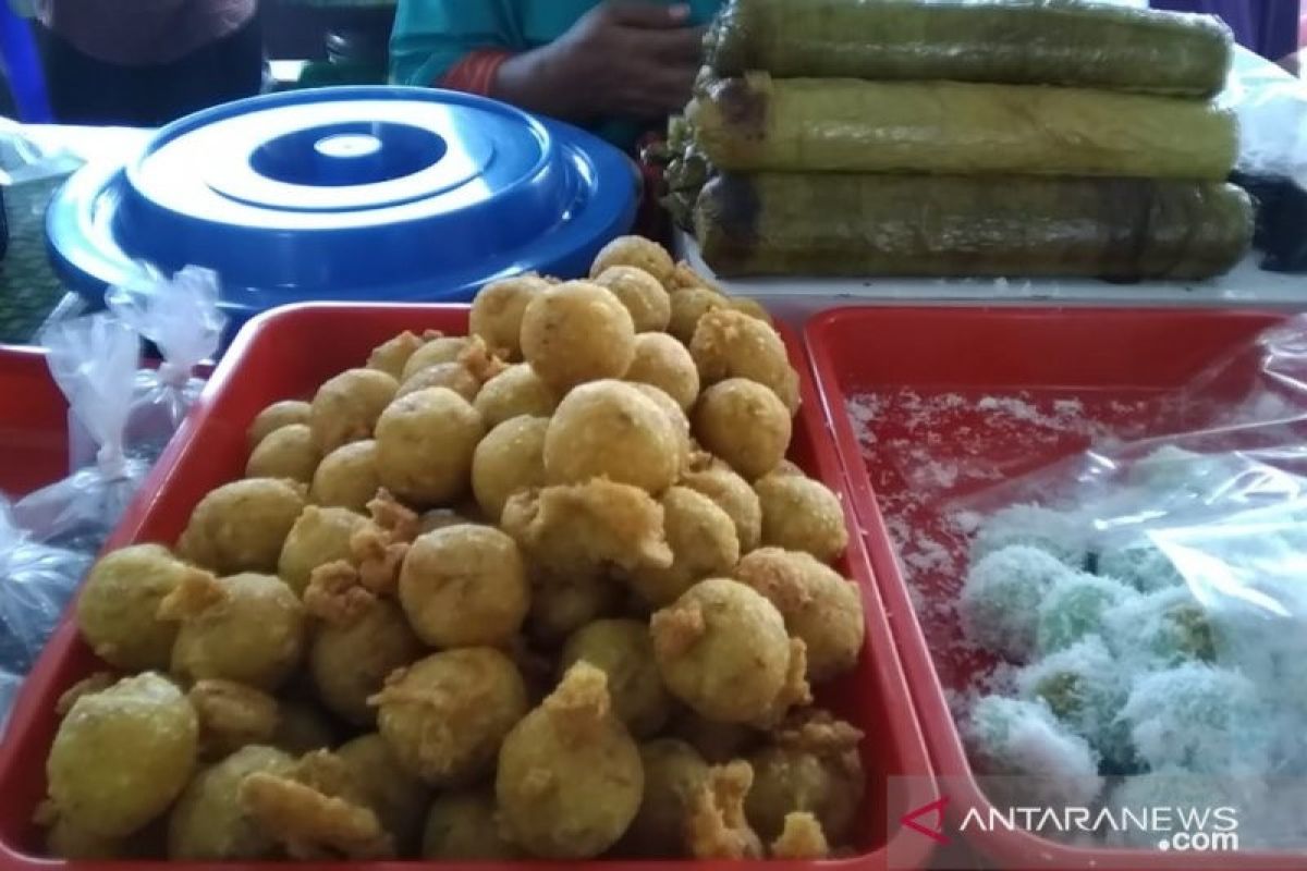 "Sala lauak" dan ketupat ketan jajanan favorit dari Pasar Benhil