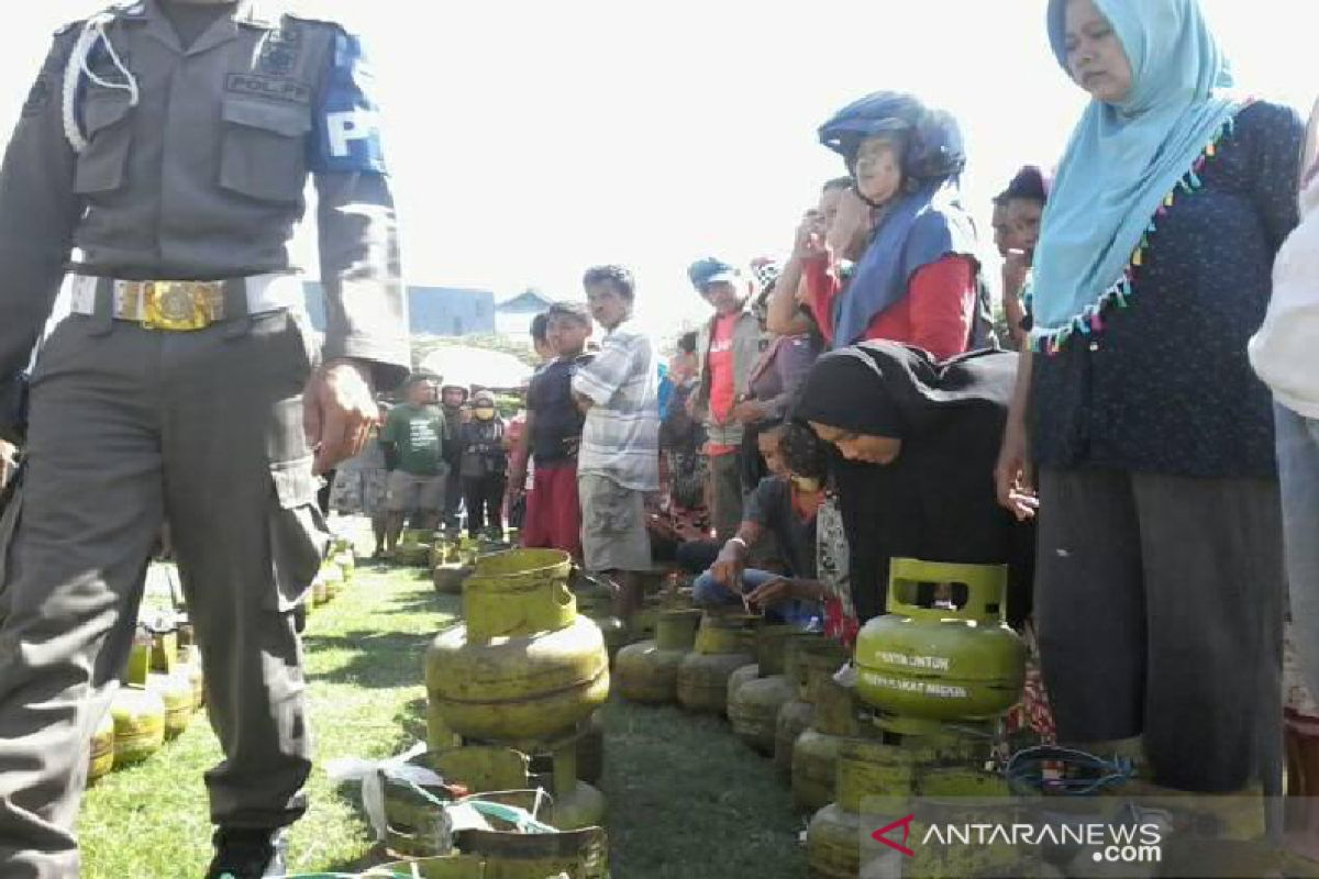 Warga Palu harus antre demi mendapatkan elpiji subsidi