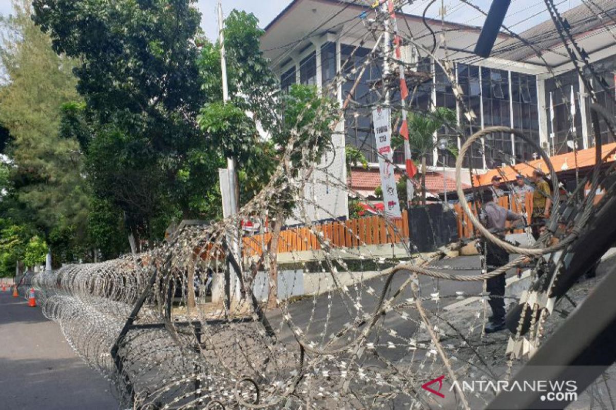 Kawat berduri dipasang di jalan depan KPU Jateng