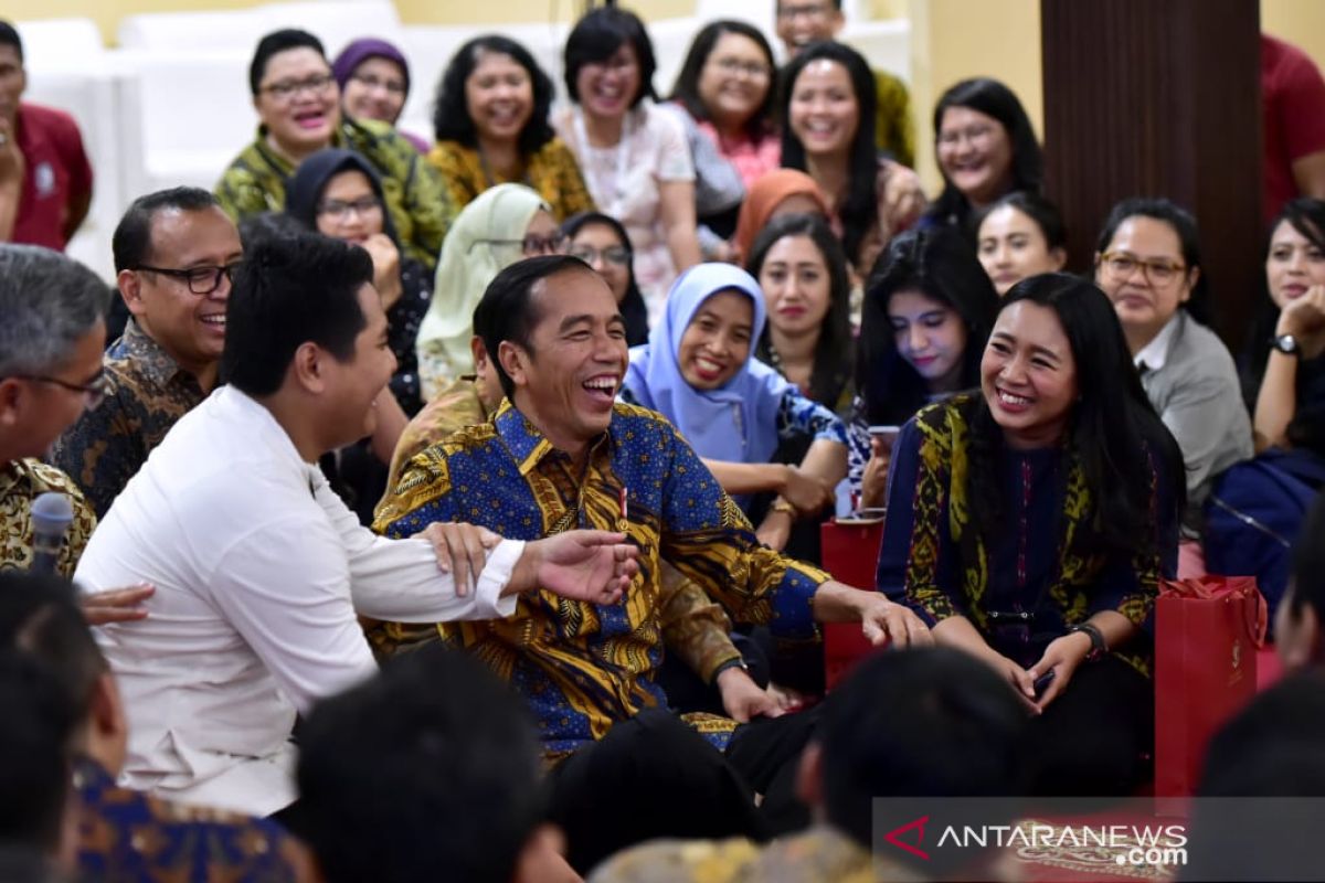 President Jokowi listens to stories of palace journalists