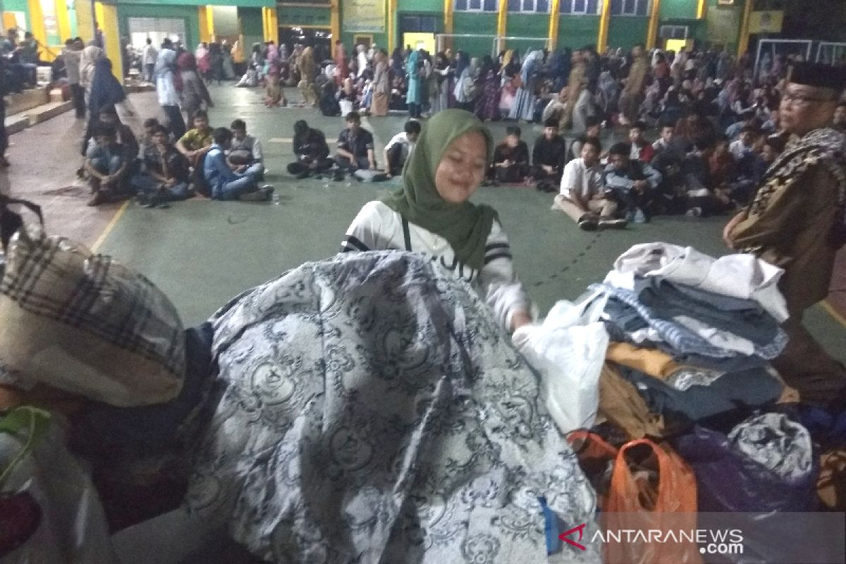 Siswa rayakan kelulusan dengan bersedekah seragam di Garut