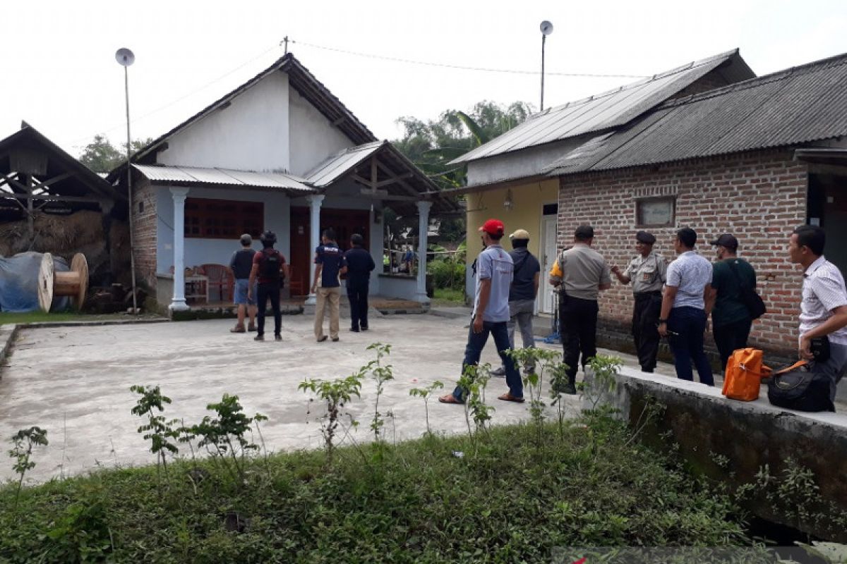 Densus geledah rumah mertua terduga teroris di Nganjuk