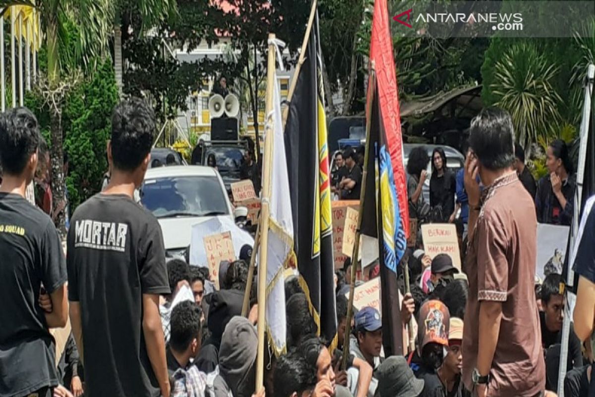 Mahasiswa UHO demo tolak pemberlakuan UKT Rp3 juta