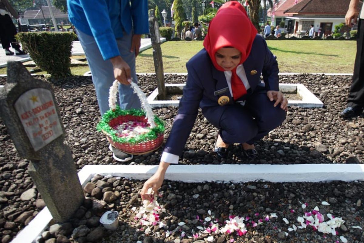 Pemkot Magelang ziarah ke TMP saat peringatan Harkitnas