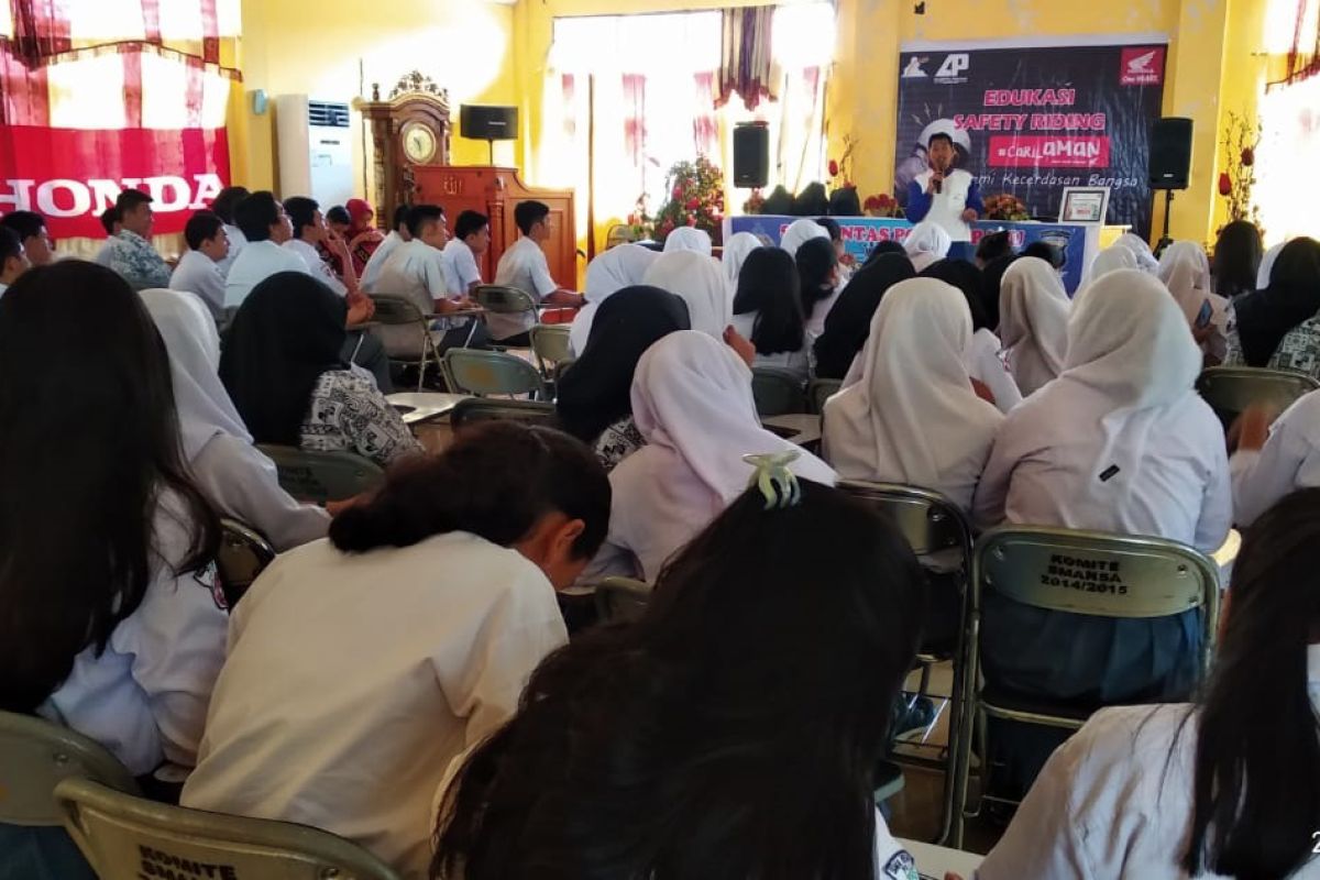 Honda edukasi #cari_aman demi kecerdasan bangsa di SMAN 1 Palu