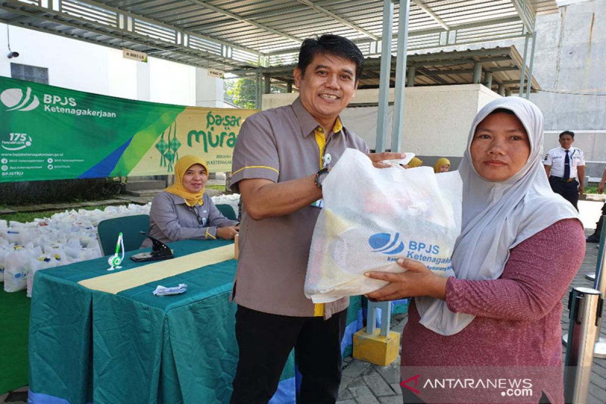 BPJS Ketenagakerjaan Majapahit berbagi lewat Pasar Murah