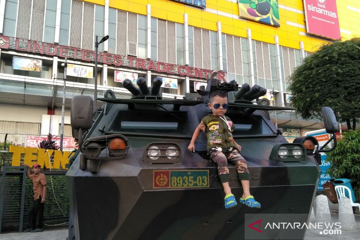 Rantis TNI di Glodok jadi wahana swafoto anak-anak