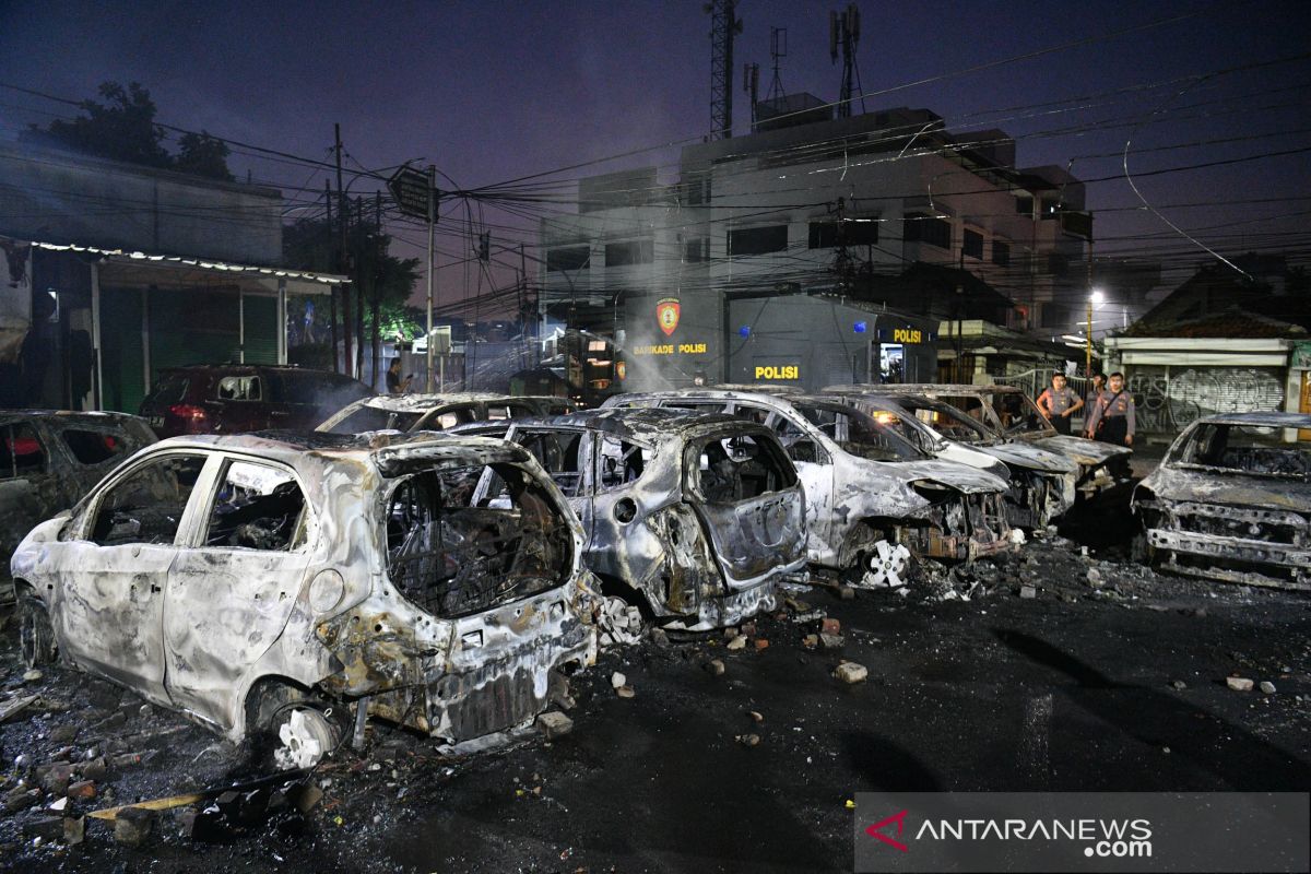 Belasan mobil  terbakar di Asrama Brimob  Petamburan