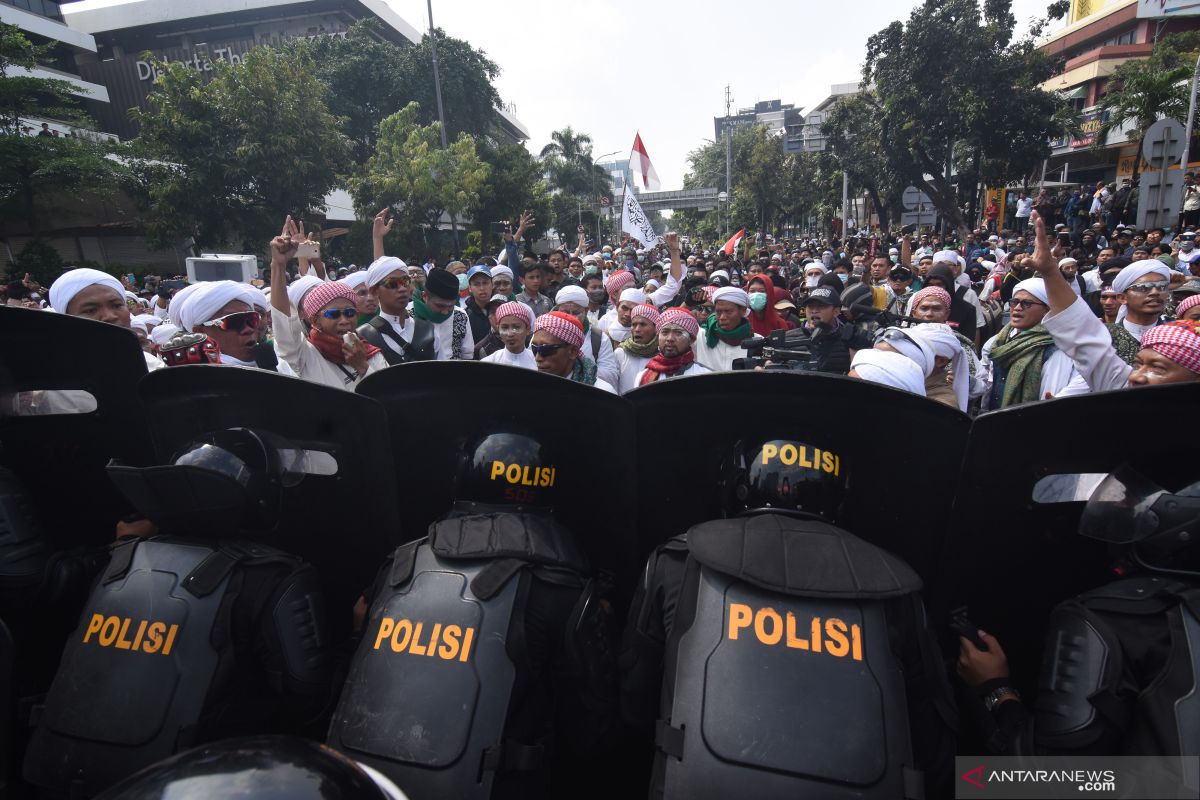 Unjuk rasa rusuh, pemerintah batasi medsos