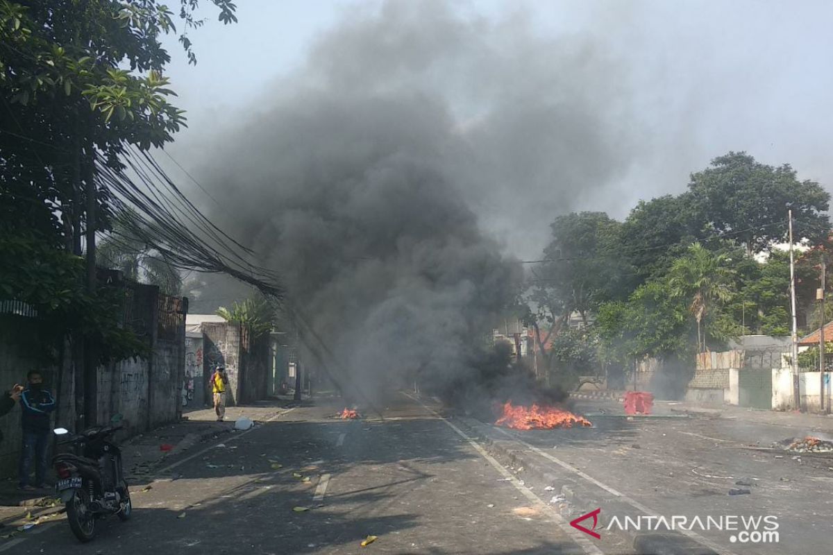 Polisi pukul mundur perusuh di Petamburan, massa kocar-kacir