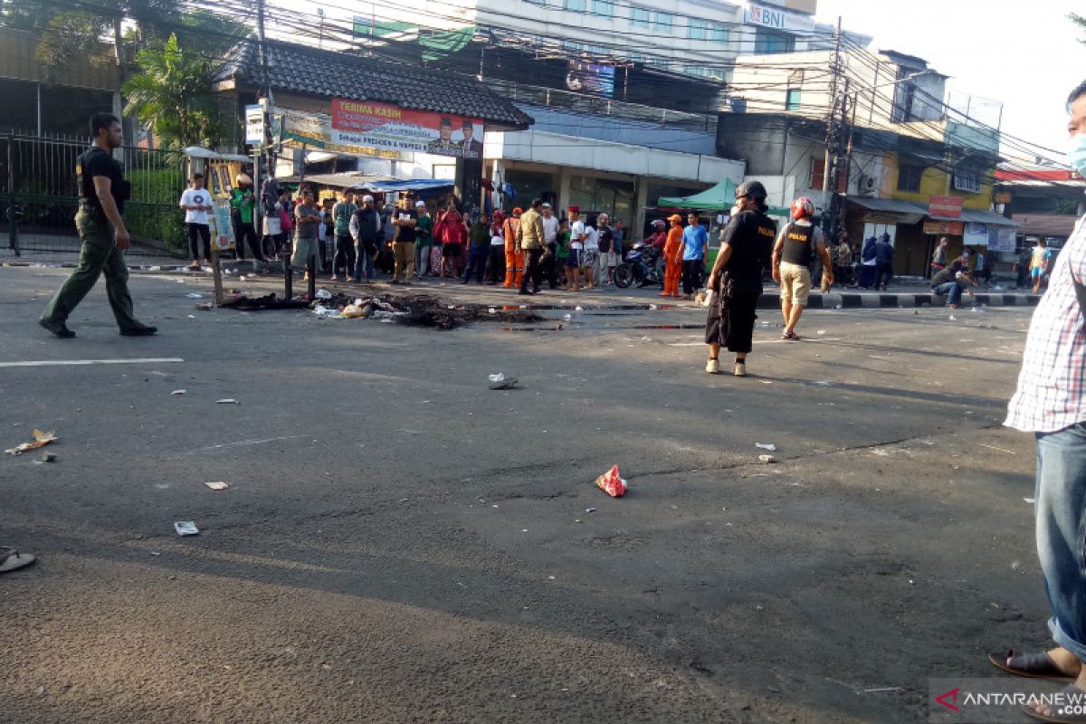 Ruas jalan setelah  jembatan Landak-Kapuas I ditutup massa