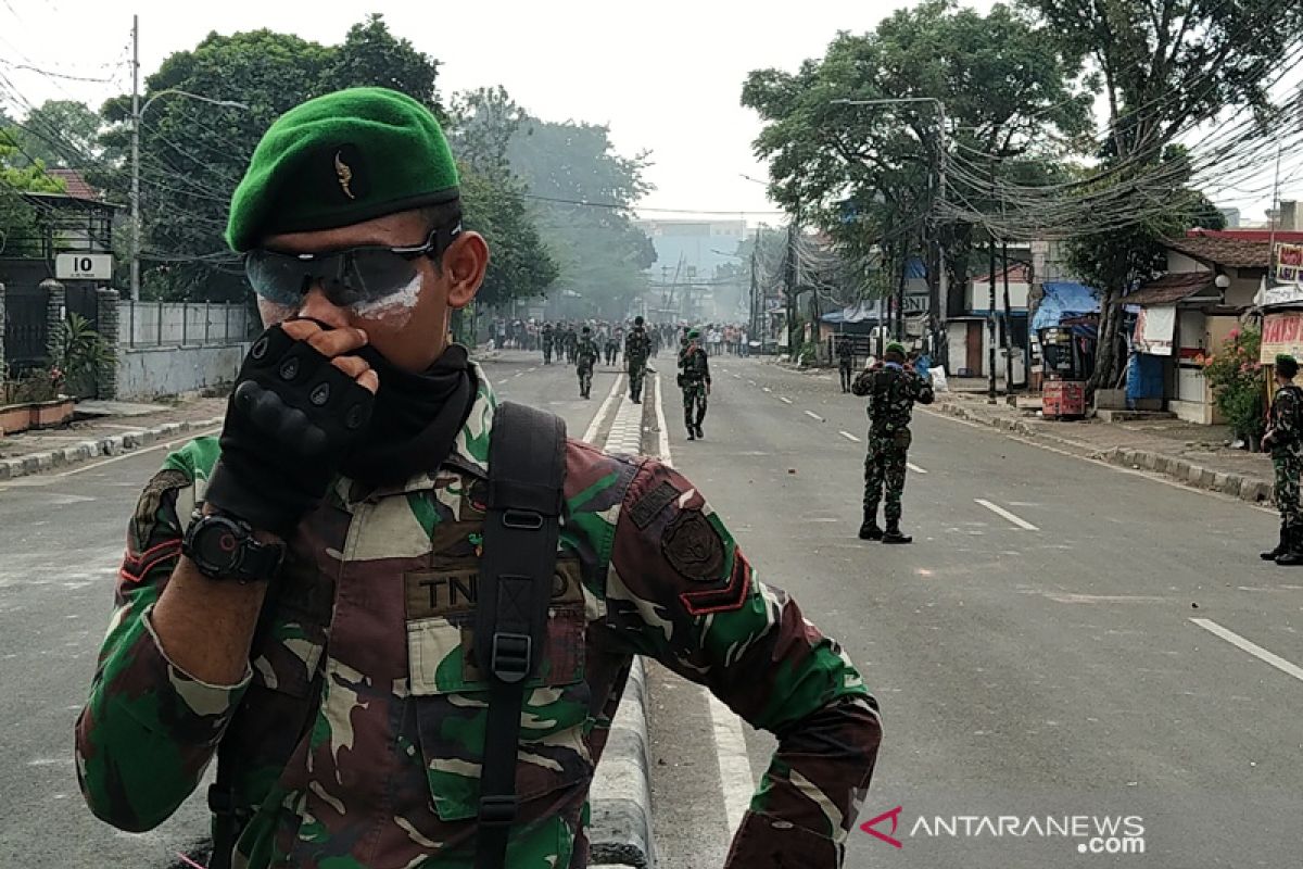 Update terbaru, Tentara tahan massa agar tidak bentrok dengan polisi