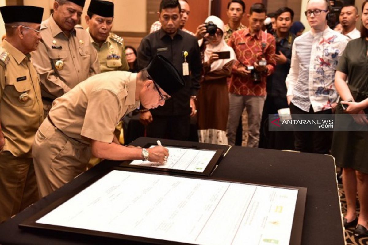 Bupati Kuansing tandatangani komitmen optimalisasi pelayanan pengaduan