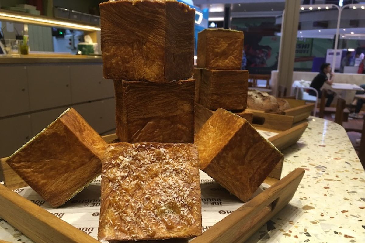 Roti "croissant" berbentuk kotak di kafe Singapura cabang Jakarta