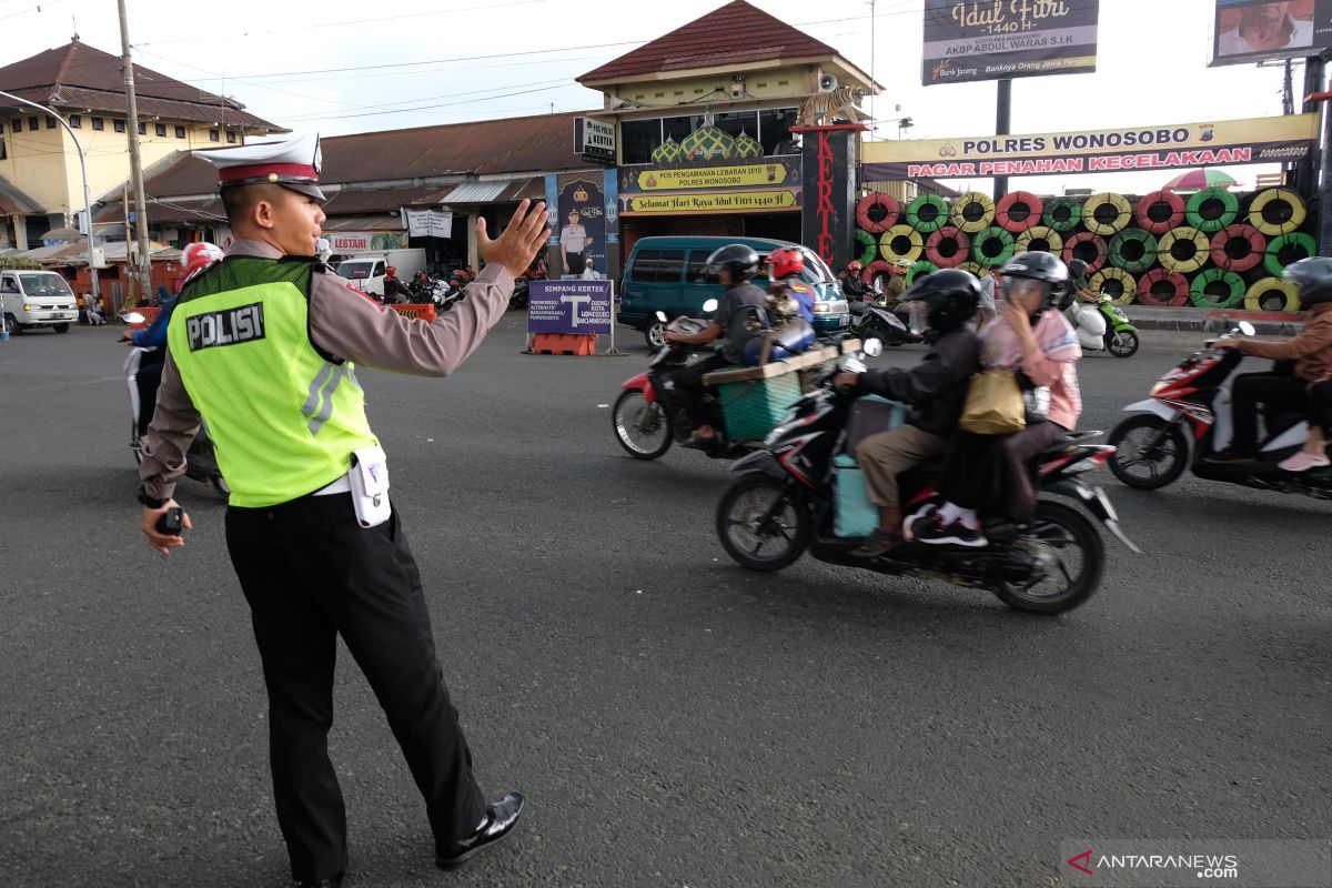 Mahasiswa membagikan tasbih kepada petugas Brimob di Bawaslu RI