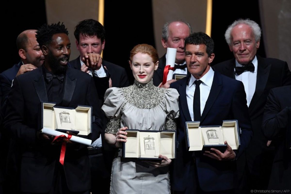 Aktor dan aktris terbaik Cannes 2019, Antonio Banderas - Emily Beecham