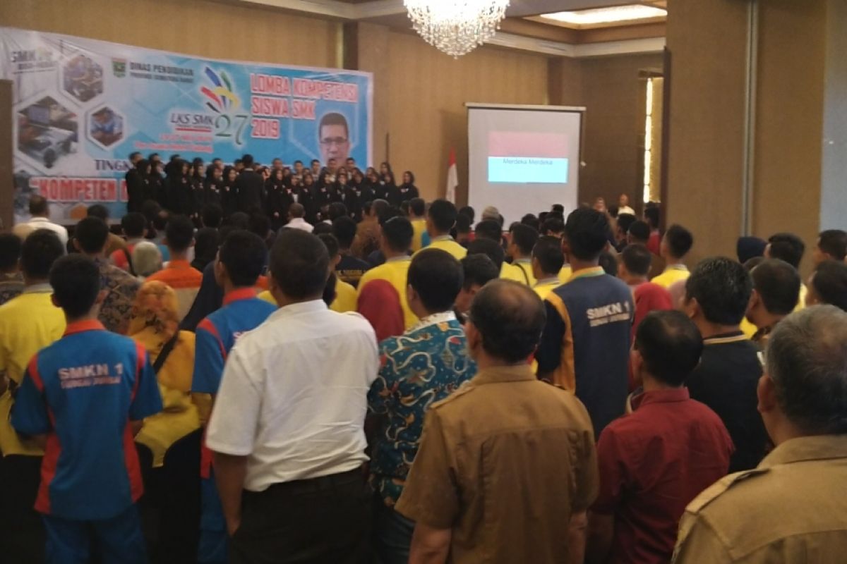 Peserta heran lirik lagu Indonesia tiga stanza pada penutupan LKS SMK Sumbar