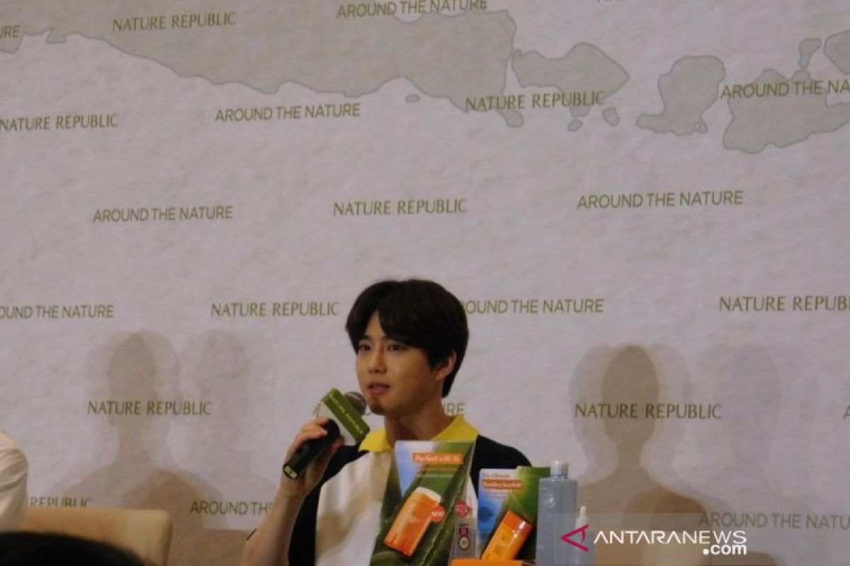 Berkunjung ke Jakarta, Suho EXO dapat baju batik dari Nature Republic