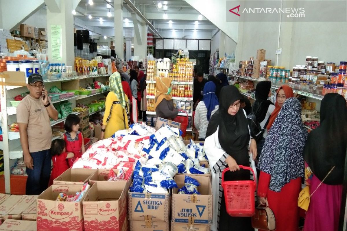 Jelang Lebaran, masyarakat Kendari mulai padati toko bahan baku kue