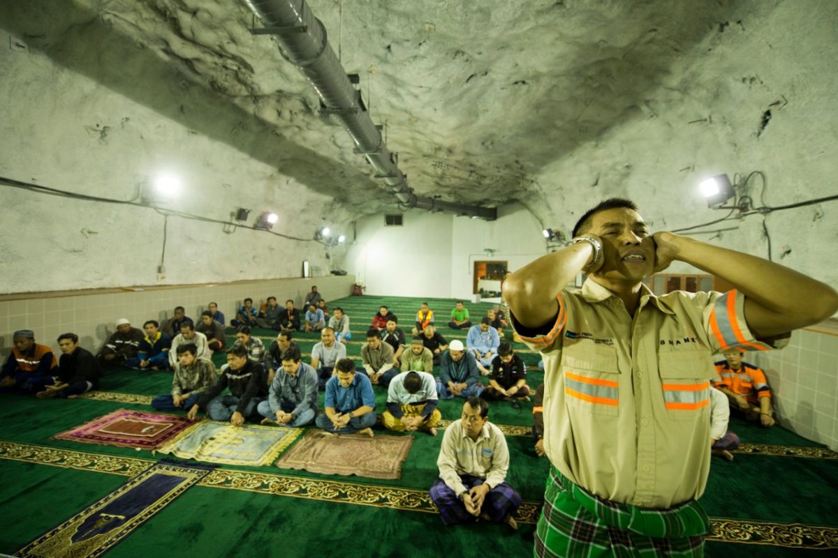 Masjid Baabul Munawwar Freeport ada di kedalaman 1.700 meter