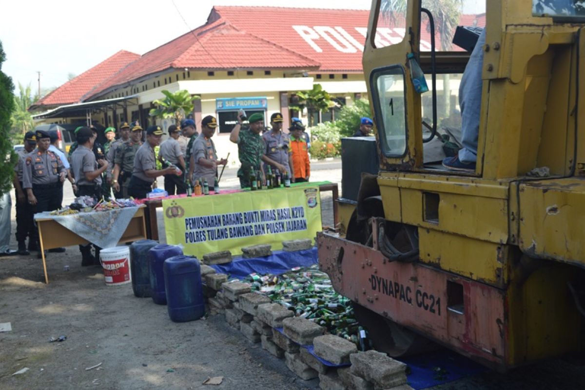 Polres Tulangbawang musnahkan ratusan botol minuman keras