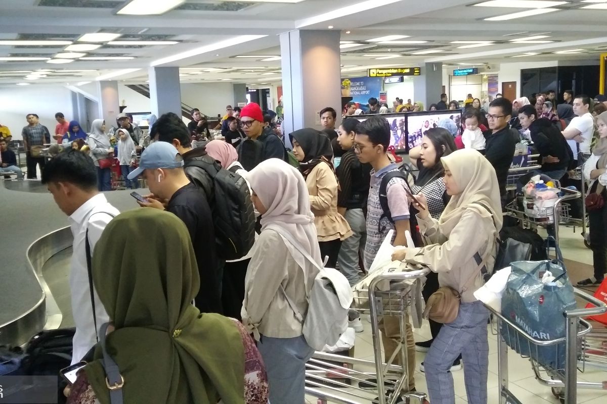 Pemudik di Bandara Minangkabau merosot 27 persen