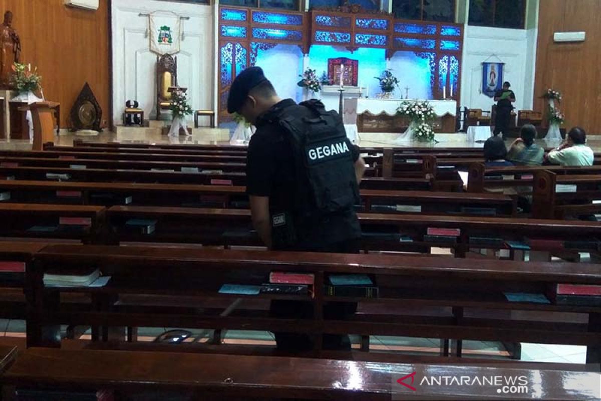 Tim Gegana sterilisasi  tujuh gereja di Purwokerto