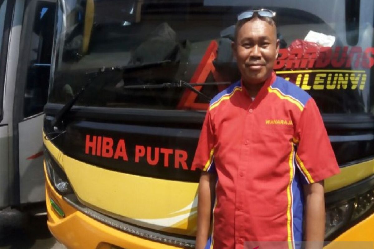 Makna Lebaran bagi Tatang, awak bus dengan tiga istri