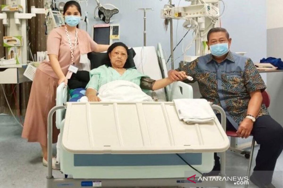 Ibu Ani Yudhoyomo masih di ICU