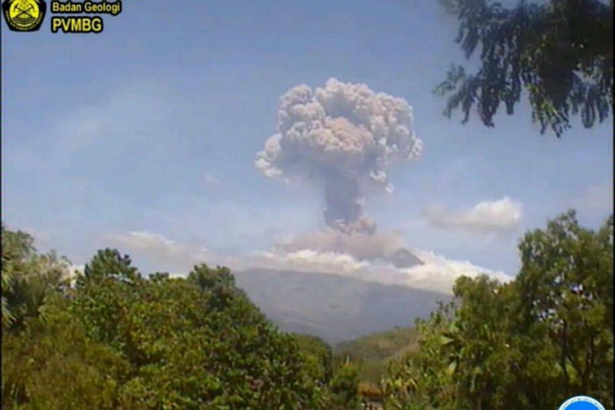 Gunung Agung erupsi kembali dengan kolom abu dua kilometer