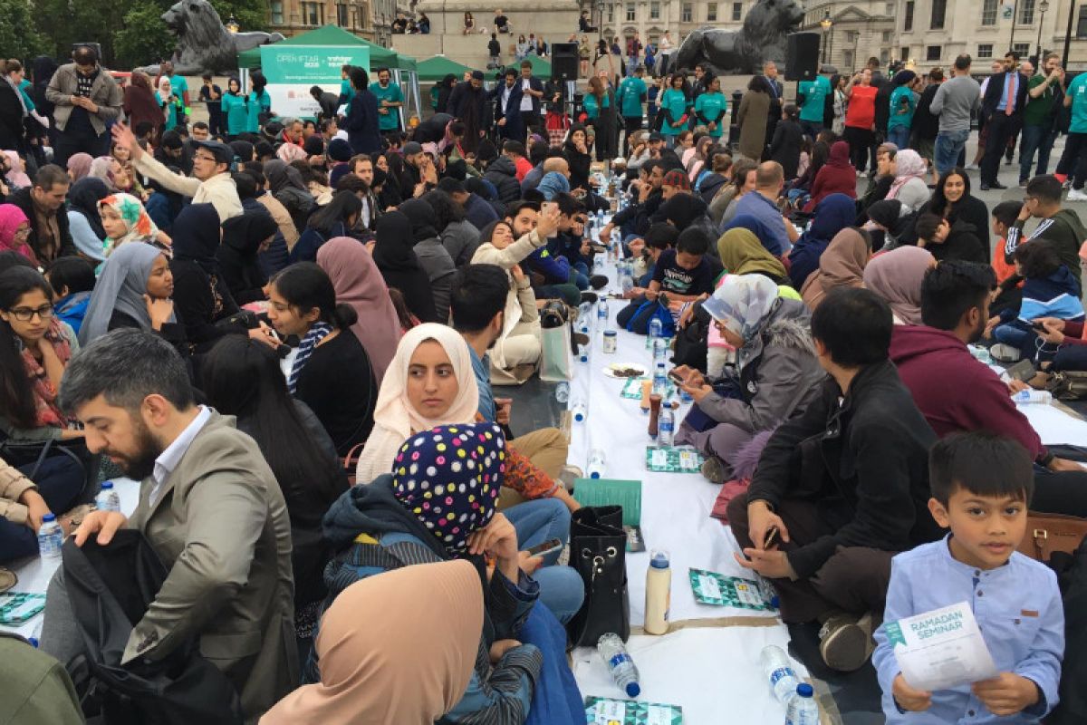 Suasana buka puasa di Trafalgar Square London