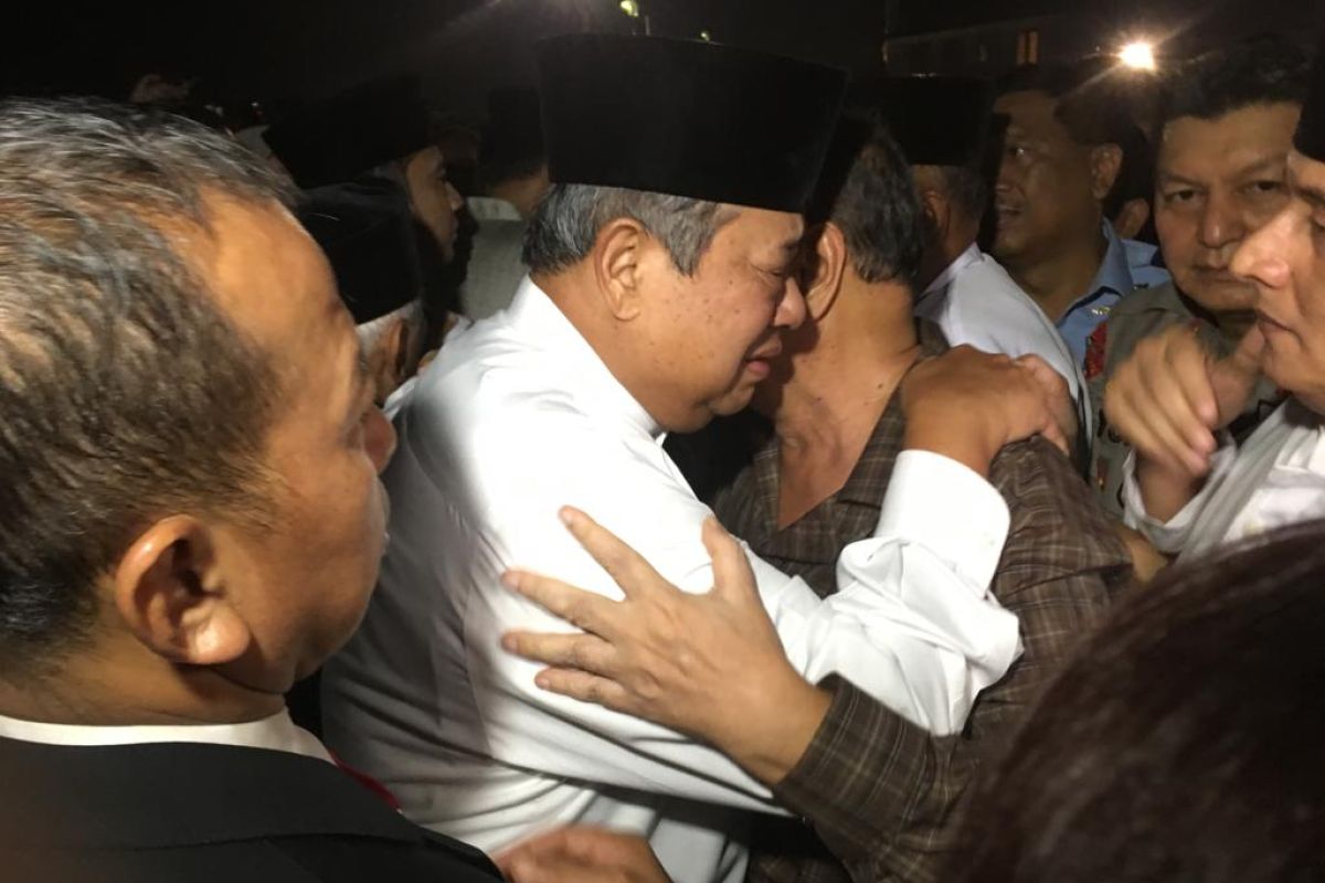 SBY menangis saat tiba di Lanud Halim Perdanakusuma