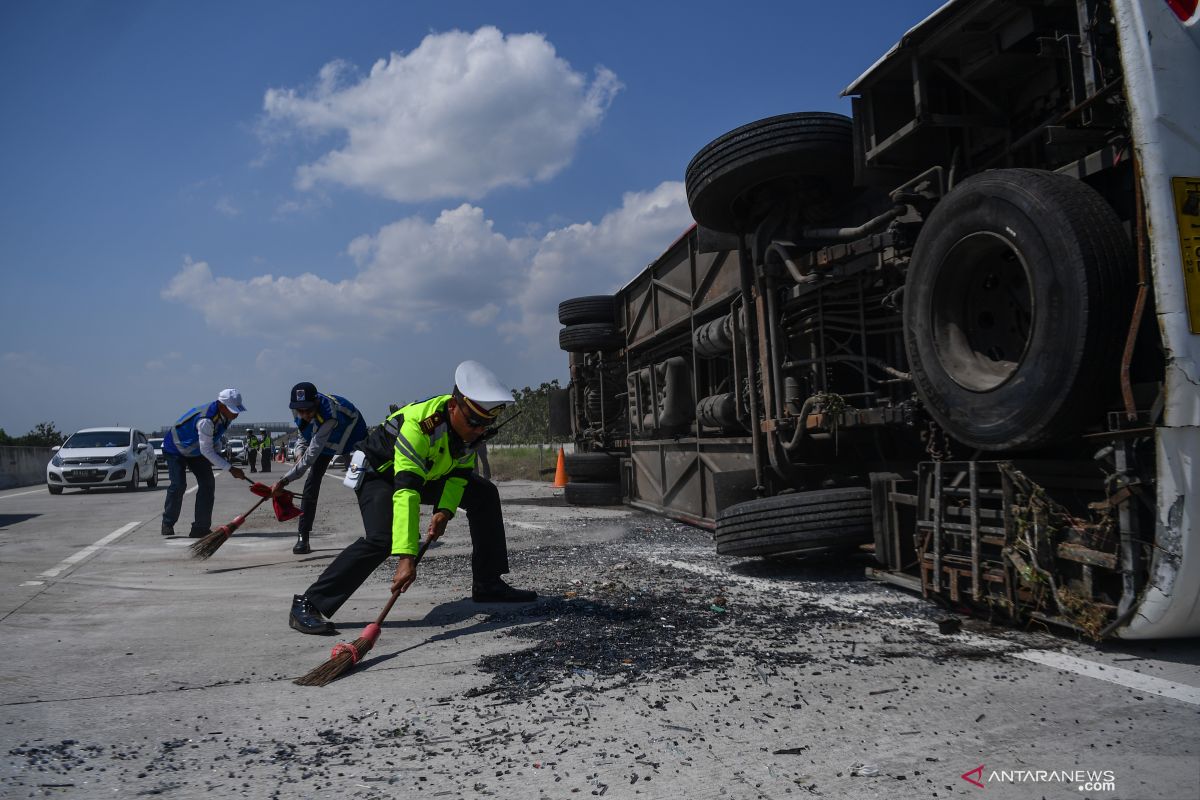 Lakalantas libatkan lima kendaraan di Jalan Tol Sragen satu meninggal