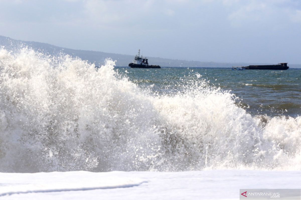 Wilayah perairan NTT dilanda gelombang setinggi 4-6 meter