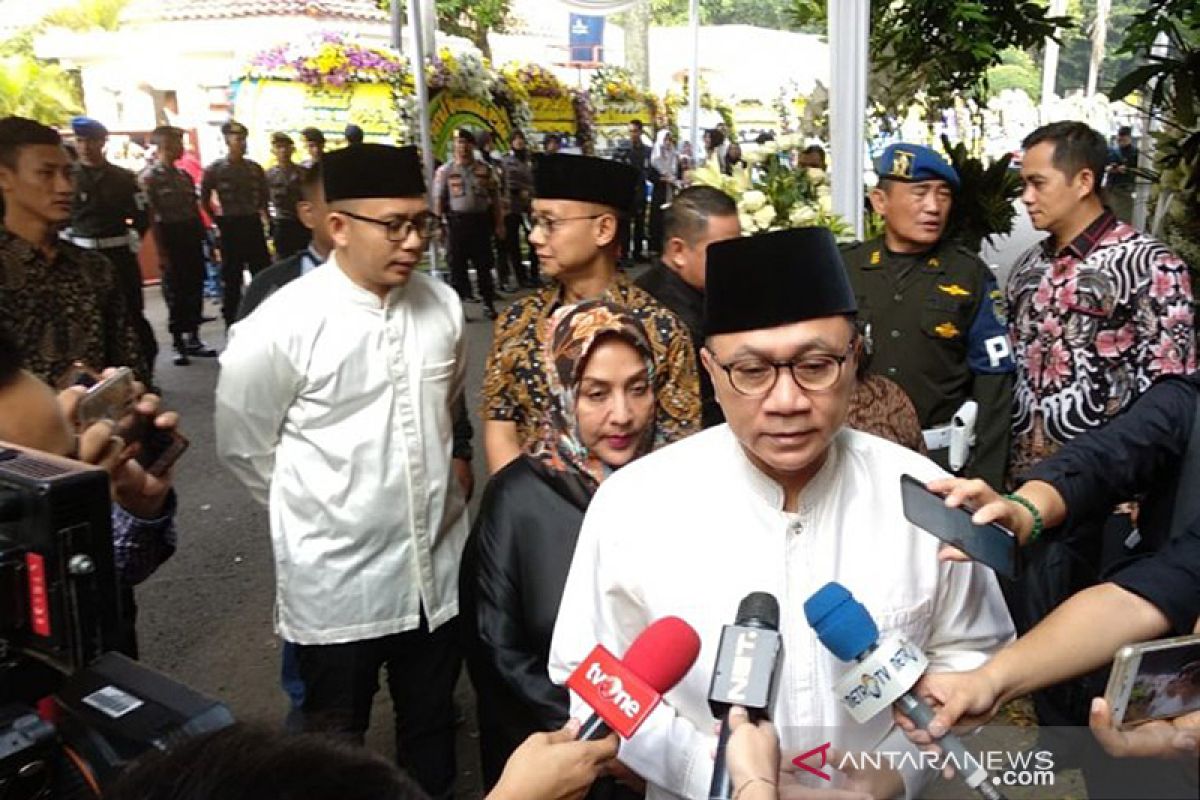 Ketua MPR  Zulkilfi Hasan dan sejumlah tokoh melayat ke Cikeas