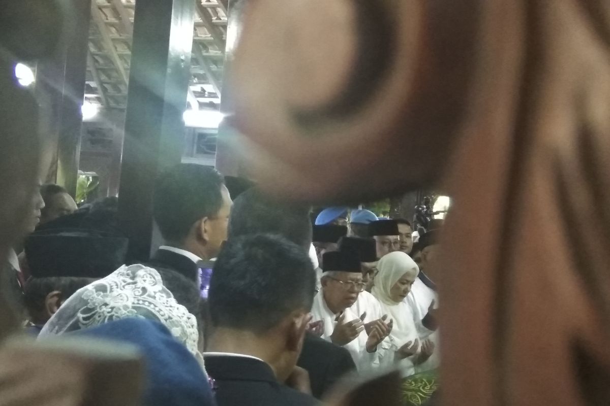 Ma'ruf Amin pimpin sholat jenazah mendiang Ani Yudhoyono