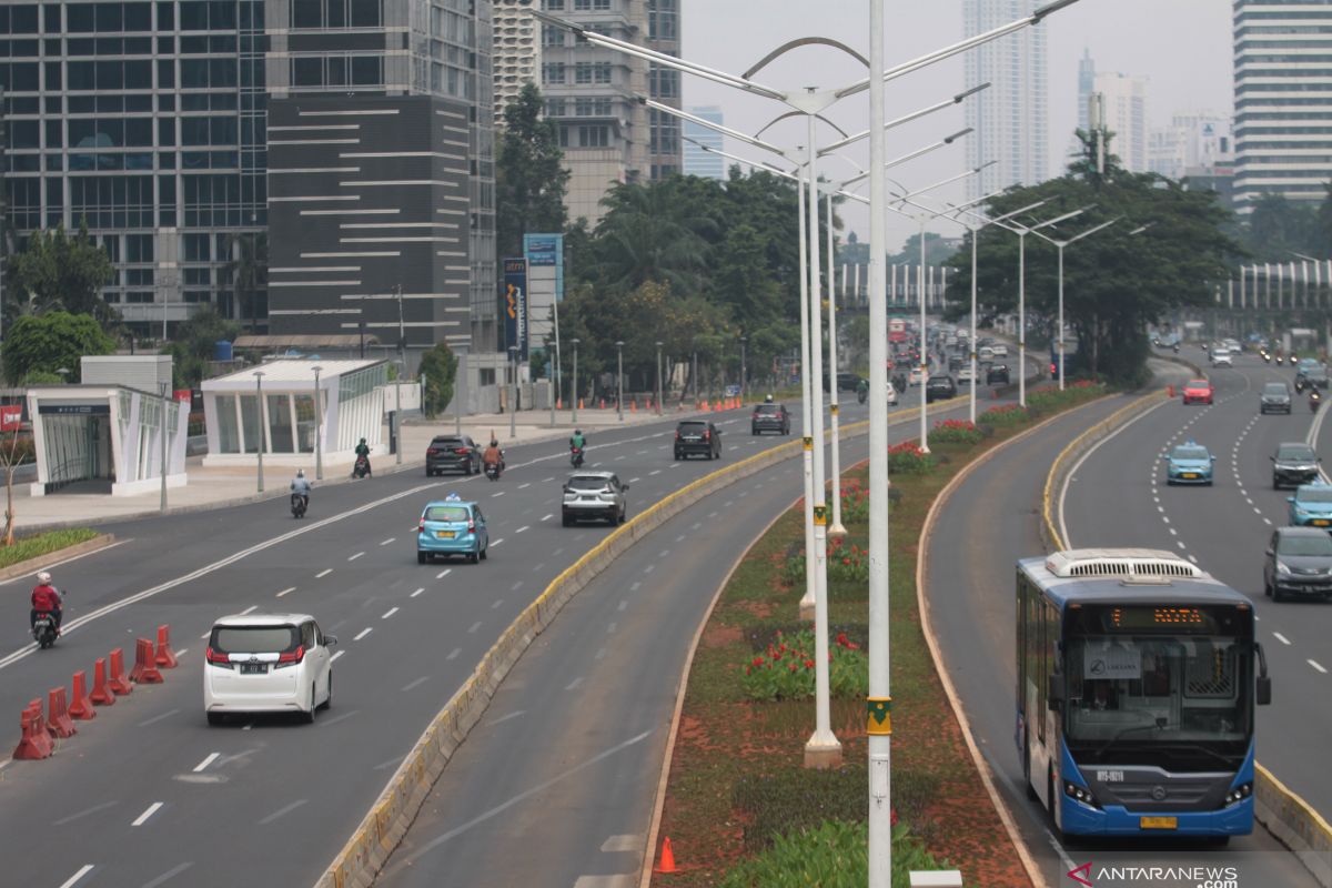 Kota Jakarta sepi jadi momen foto selfi  di tengah jalan