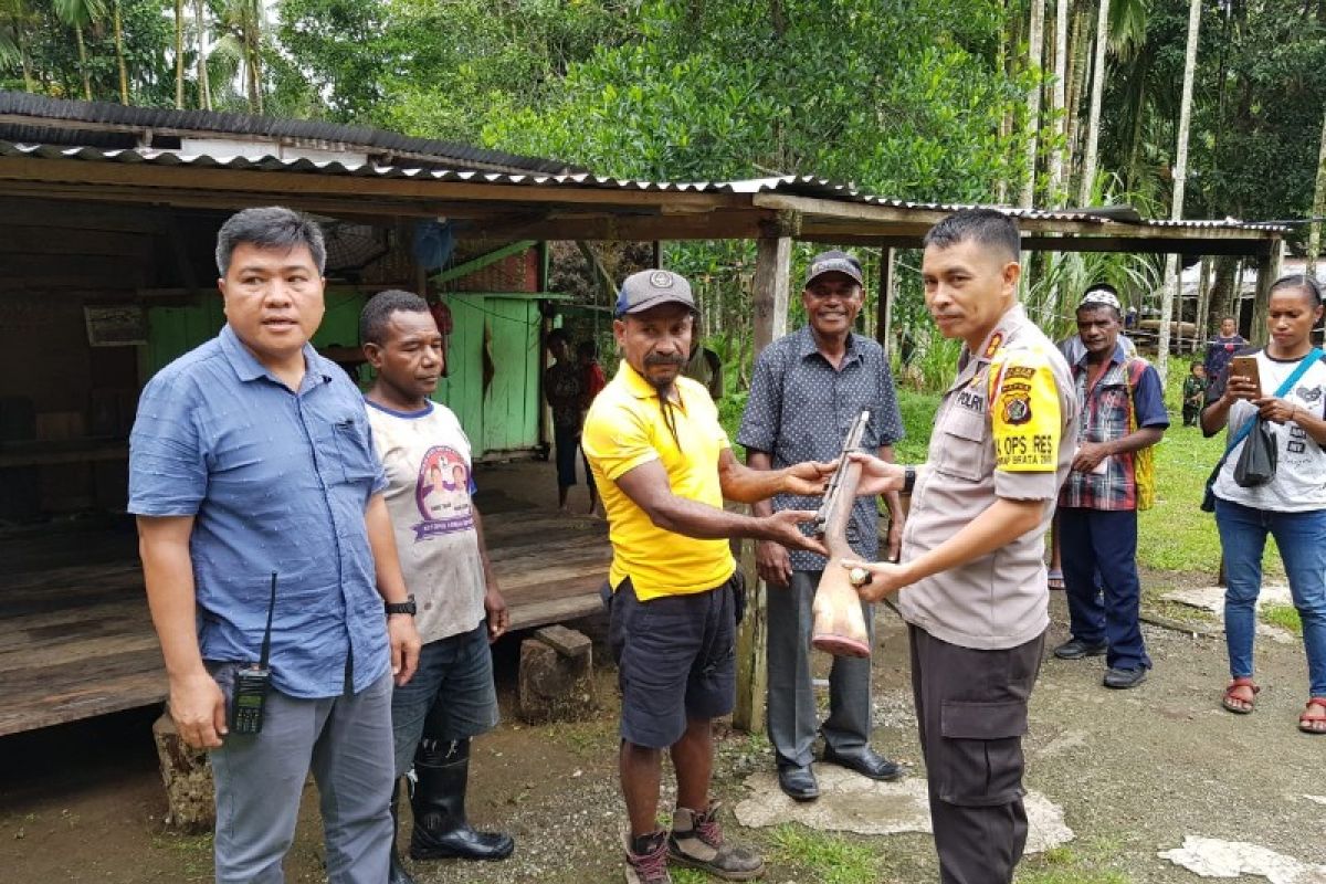 Polres Kepulauan Yapen terima sepucuk senpi rakitan dari warga Angkaisera