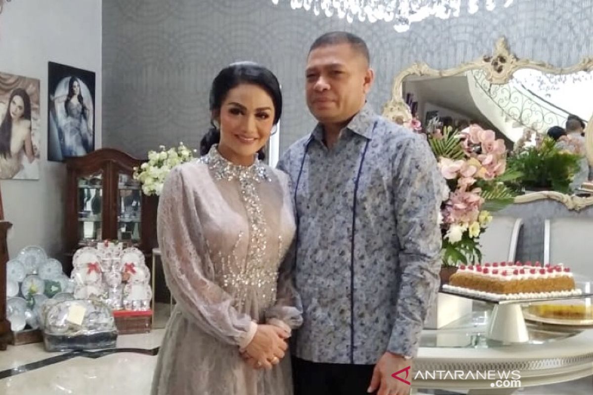 Krisdayanti siapkan puluhan juta untuk baju Lebaran