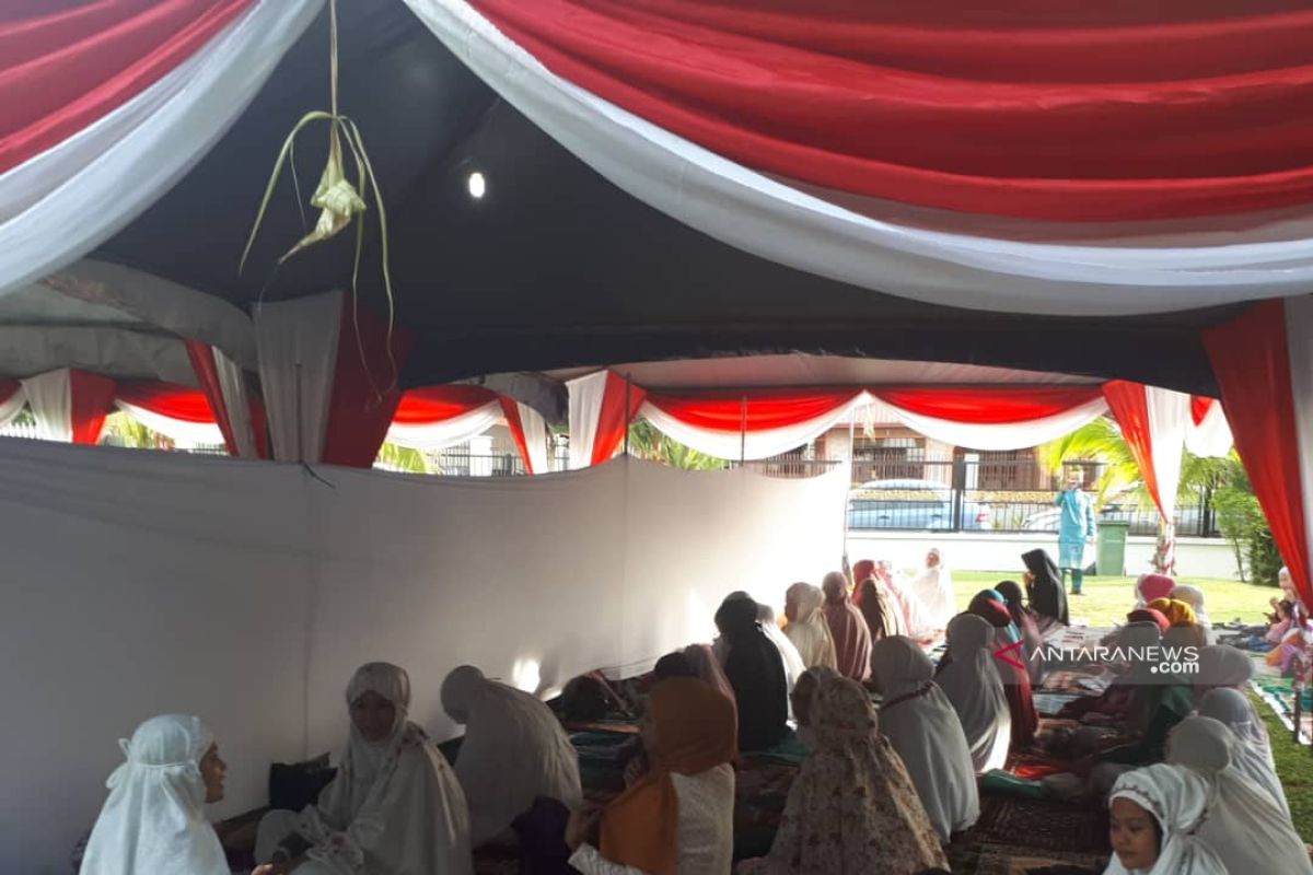 KRI Tawau sholat Id dan open house bersama WNI