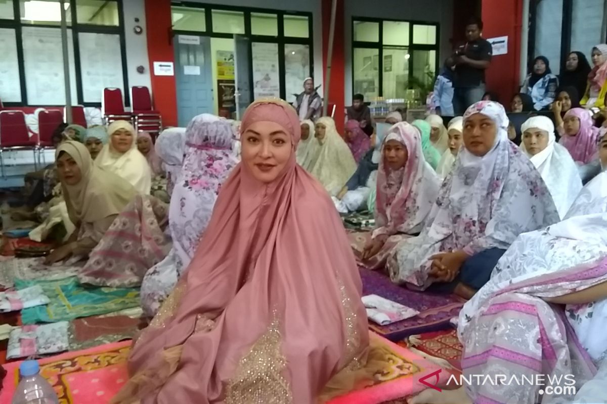 Angelina Sondakh bermukena pink Shalat Id di Lapas Pondok Bambu