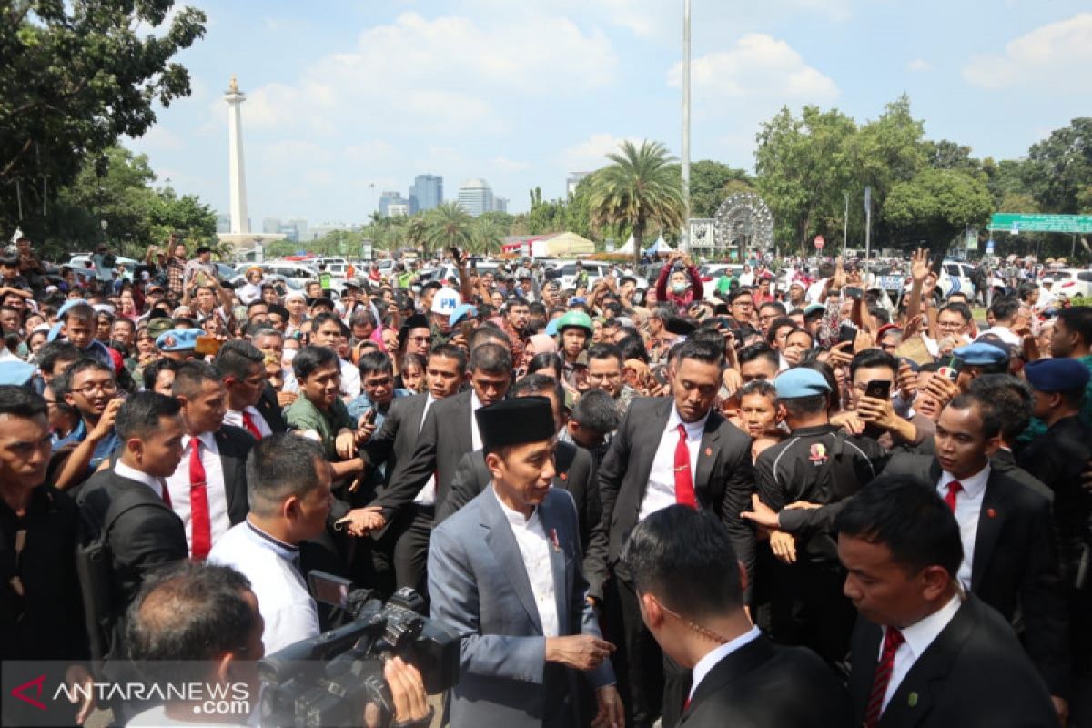 Presiden Joko Widodo sambangi ribuan warga di Monas