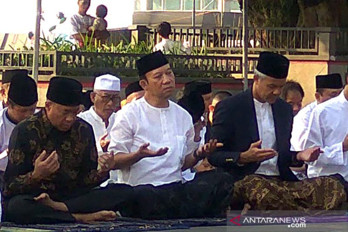 Ganjar beserta keluarga salat Idul Fitri di Alun-Alun Purwokerto (VIDEO)