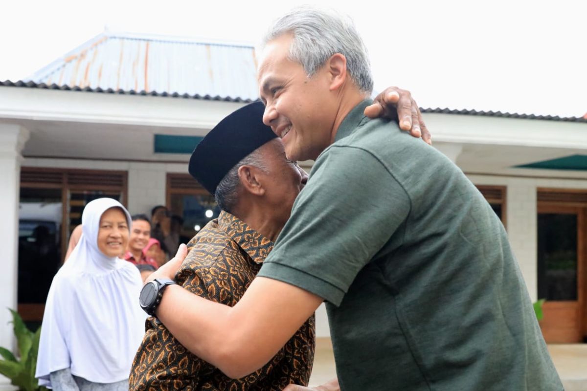 Jawaban guru SLB ini mengharukan, Ganjar hadiahi sepeda motor