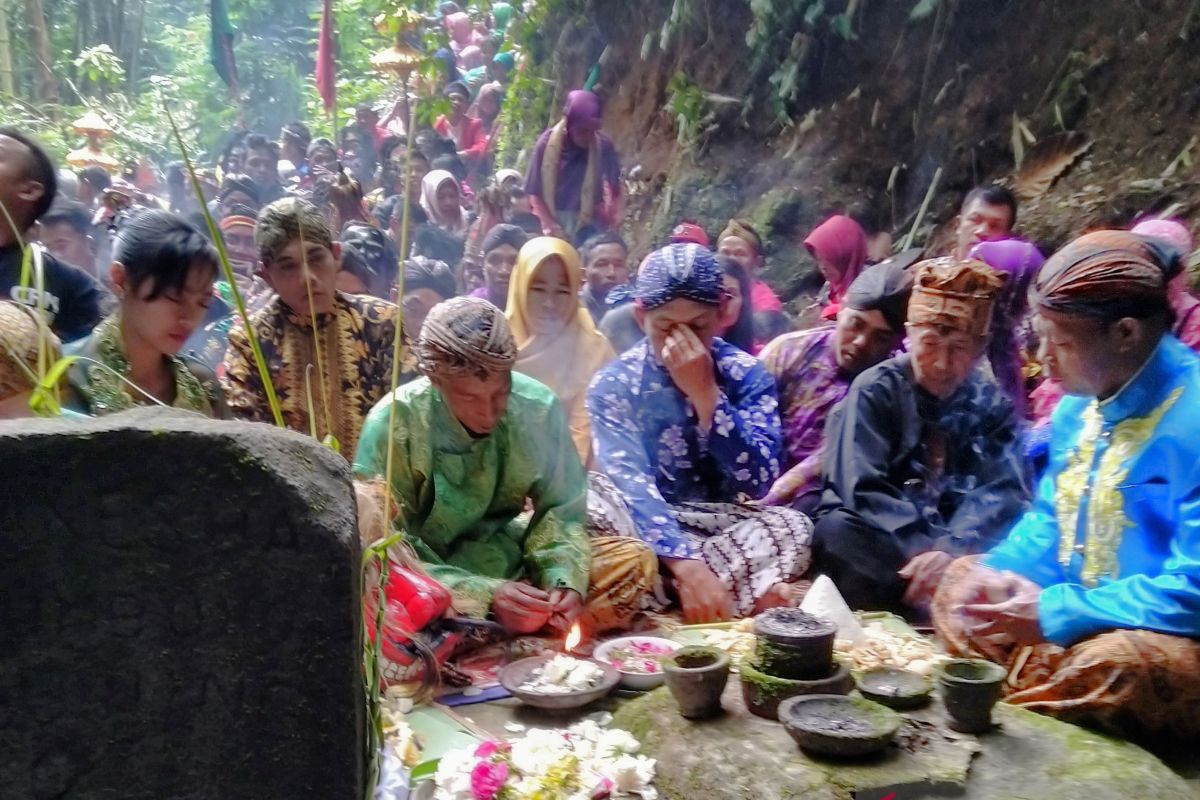 Sungkem Tlompak teguhkan kerukunan warga Gunung Merbabu