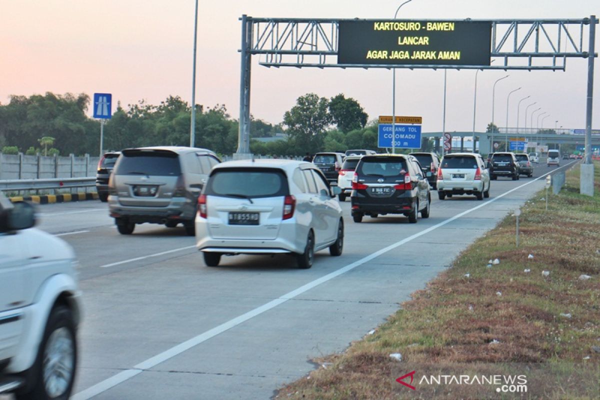 Kendaraan arus balik melintas Tol Colomadu  menurun